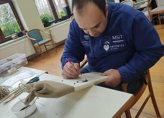 Warsztaty rękodzieła w CIS Rozłazino – kreatywność, trening umiejętności i wspólna praca grafika