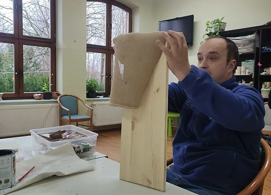 Warsztaty rękodzieła w CIS Rozłazino – kreatywność, trening umiejętności i wspólna praca grafika